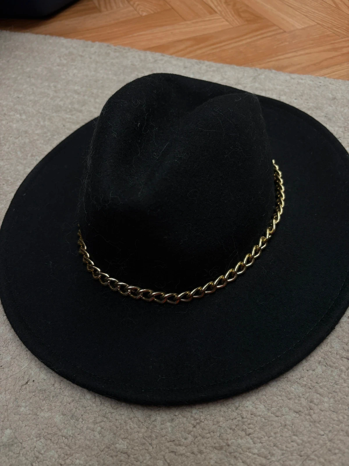 Chapeau noir femme chaîne